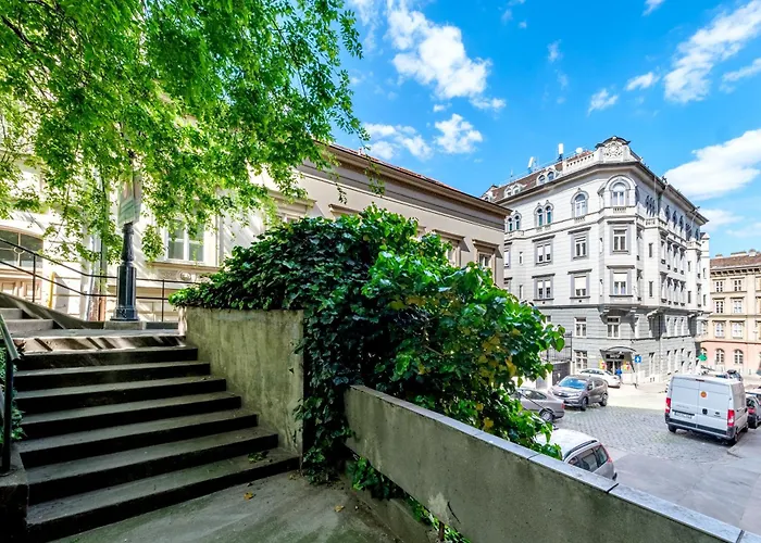Chain Bridge Apartment